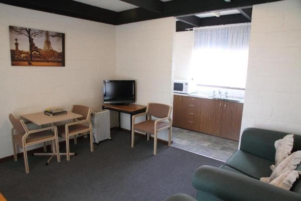 Plainsman Motel (Forbes)